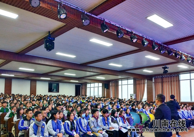泸州市校园文学公益巡讲活动走进合江中学(图3)