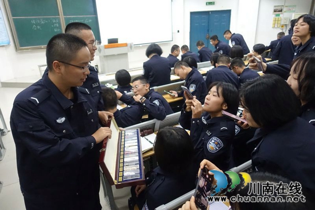 宣讲禁毒防艾 川警院警盾科普毒品危害(图2) 宣讲禁毒防艾 川警院警盾科普毒品危害(图2)