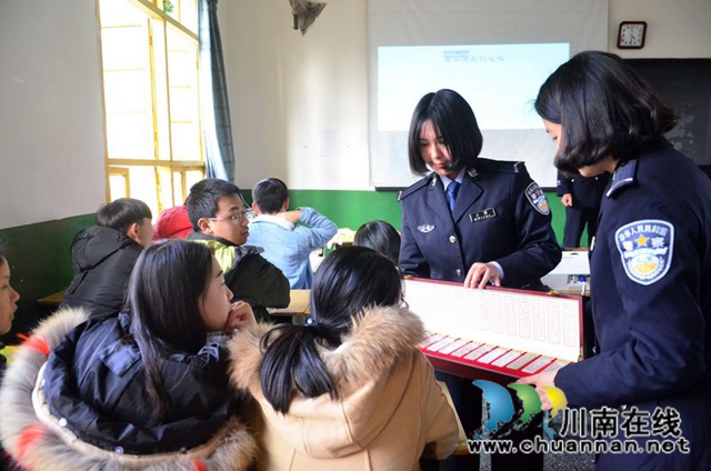 宣讲禁毒防艾 川警院警盾科普毒品危害(图5)
