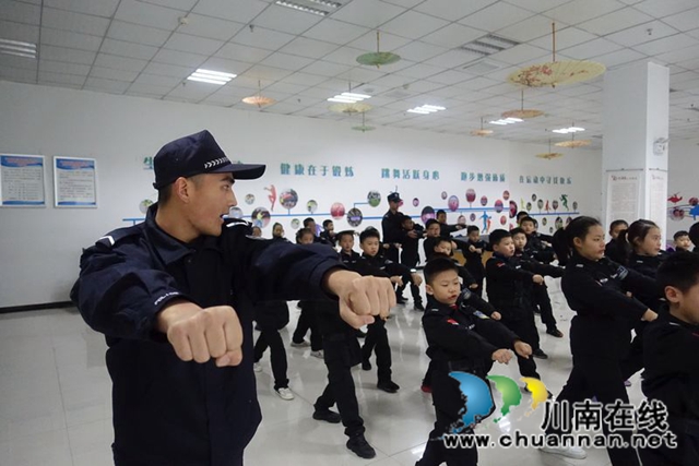 孩子学拳家长听课 泸州市少年警校有点火！(图1)