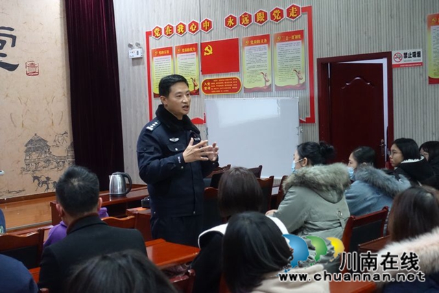 孩子学拳家长听课 泸州市少年警校有点火！(图2)