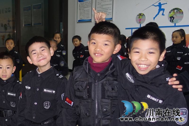 孩子学拳家长听课 泸州市少年警校有点火！(图3)