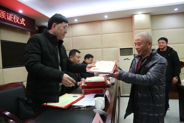 纳溪法院举行新任陪审员宣誓及颁证仪式(图6) 纳溪法院举行新任陪审员宣誓及颁证仪式(图6)