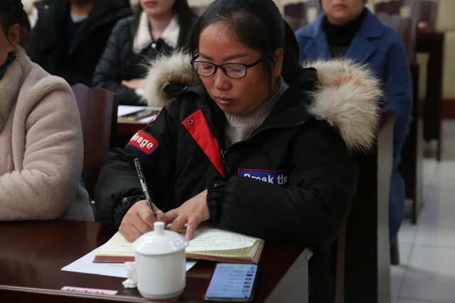 纳溪法院举行新任陪审员宣誓及颁证仪式(图16) 纳溪法院举行新任陪审员宣誓及颁证仪式(图16)