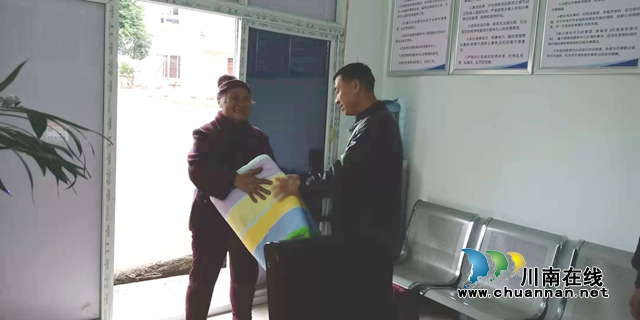 内江经开区靖民镇三山村：冬季御寒物资，温暖群众心(图1)