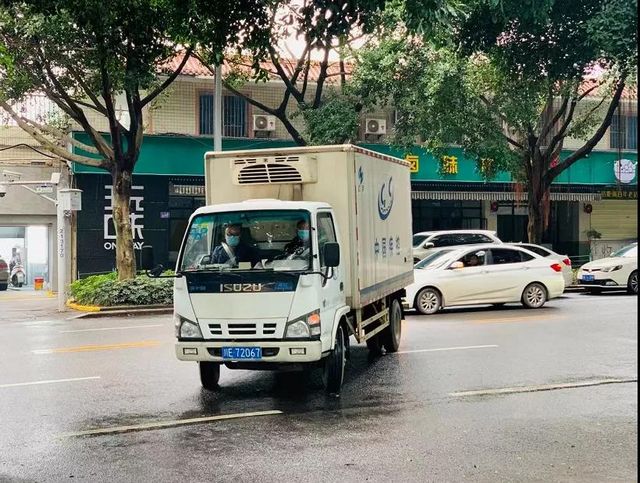 32箱蒙古国捐赠羊抵达泸州，有医生将羊肉送给养老院(图1)