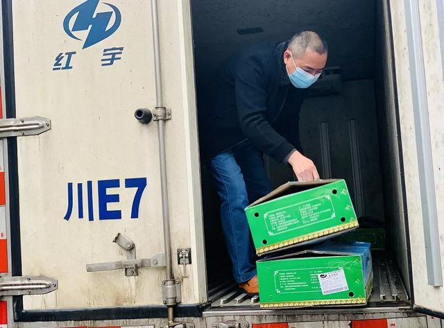 32箱蒙古国捐赠羊抵达泸州，有医生将羊肉送给养老院(图2)