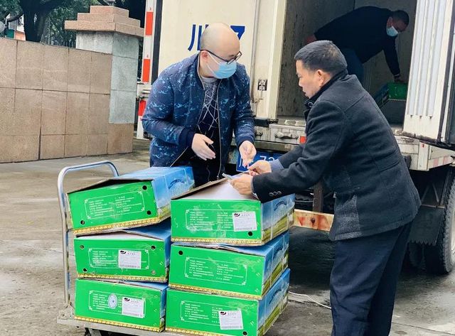 32箱蒙古国捐赠羊抵达泸州，有医生将羊肉送给养老院(图9)
