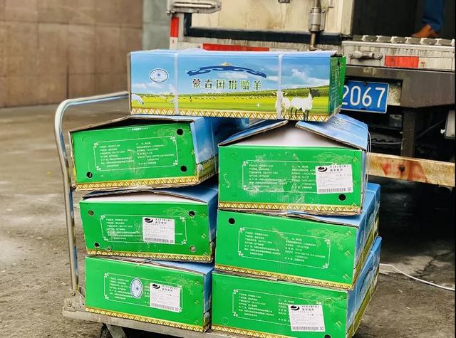 32箱蒙古国捐赠羊抵达泸州，有医生将羊肉送给养老院(图8)