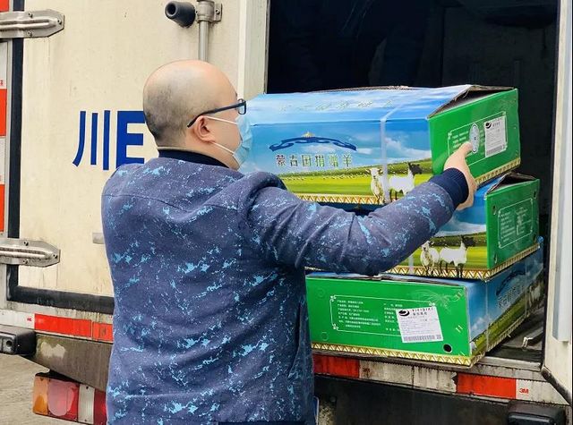 32箱蒙古国捐赠羊抵达泸州，有医生将羊肉送给养老院(图3)