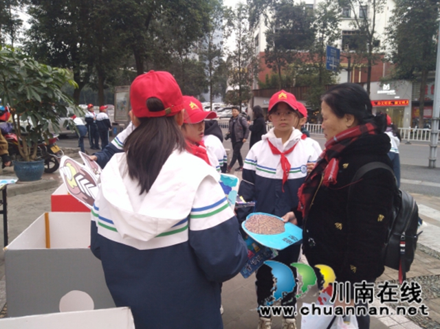 垃圾分类进社区，绿色环保入人心！龙马潭区红星街道举行”垃圾分类主题宣传活动走进社区活动(图1)