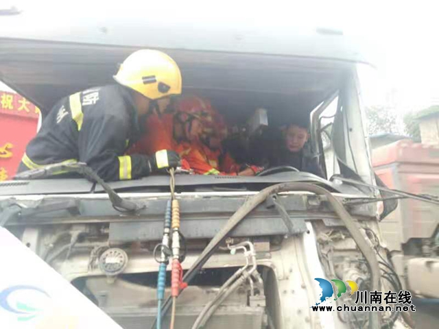 泸州:水泥罐车追尾拖挂车,消防13分钟救出被困司机(图3) 泸州:水泥罐车追尾拖挂车,消防13分钟救出被困司机(图3)