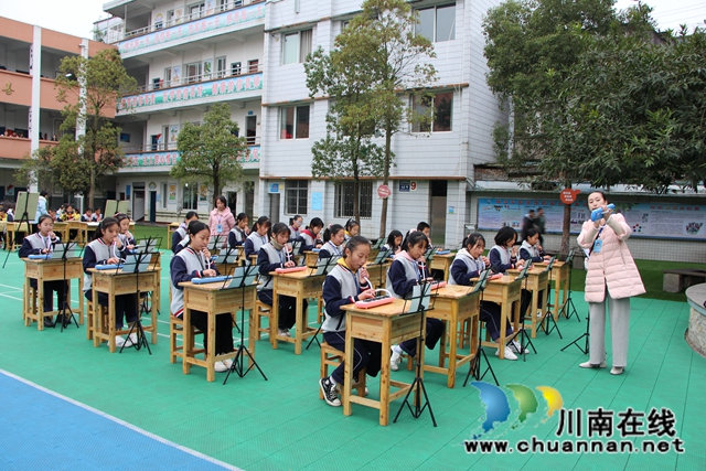 渝西川南乡村教育专家培养对象一行考察泸县云龙镇学校(图2)