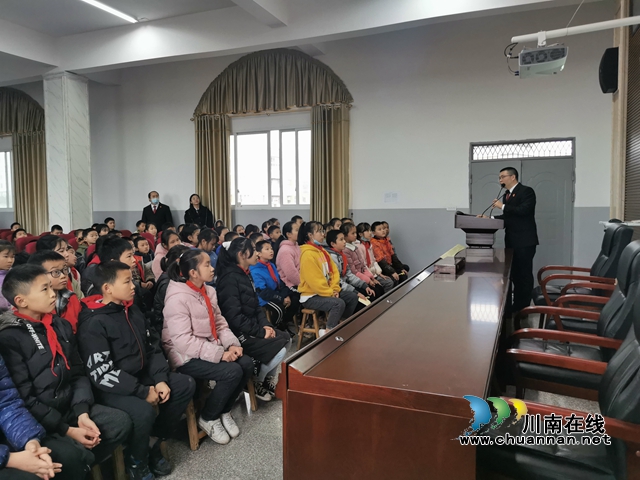 合江法庭“蒲公英普法小分队”走进荔江镇中心校(图2) 合江法庭“蒲公英普法小分队”走进荔江镇中心校(图2)