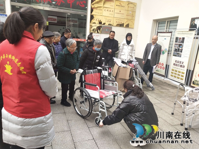 泸州市残联到泸县玉蟾街道慰问残疾人(图1) 泸州市残联到泸县玉蟾街道慰问残疾人(图1)