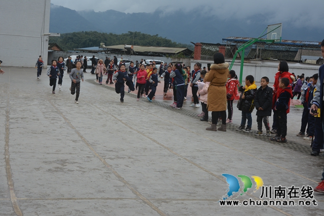 叙永县大石镇中心小学校举行2020年秋期冬季运动会(图4)
