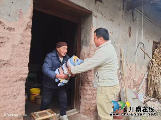 泸县百和镇：秋冬时节雨纷飞 御寒物资暖人心(图1)