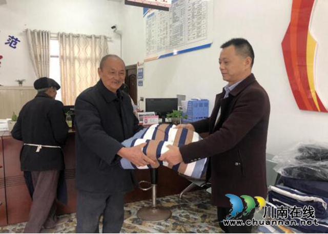 泸县百和镇：秋冬时节雨纷飞 御寒物资暖人心(图2)