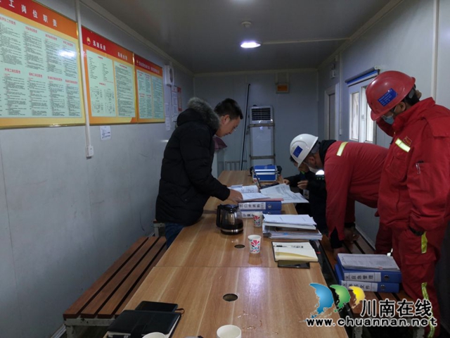 泸县应急管理局到百和镇督导安全生产工作(图1)