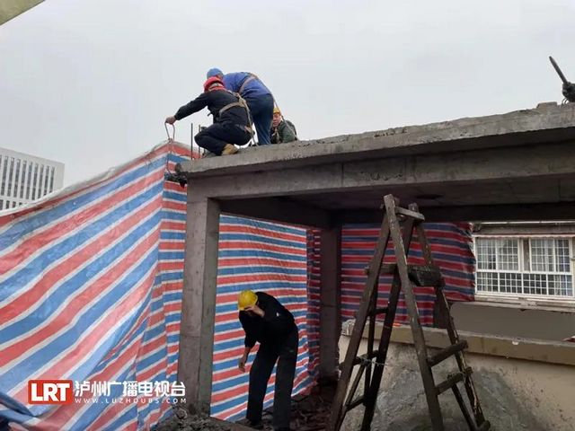 零容忍，泸州沱三桥西班牙郡小区"楼上楼"被拆(图2)