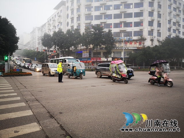 合江少岷路：早高峰秩序井然，绿色出行成美丽风景(图2)