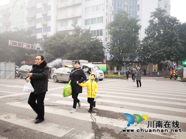 合江少岷路：早高峰秩序井然，绿色出行成美丽风景(图1)