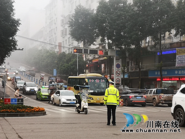 合江少岷路：早高峰秩序井然，绿色出行成美丽风景(图3)