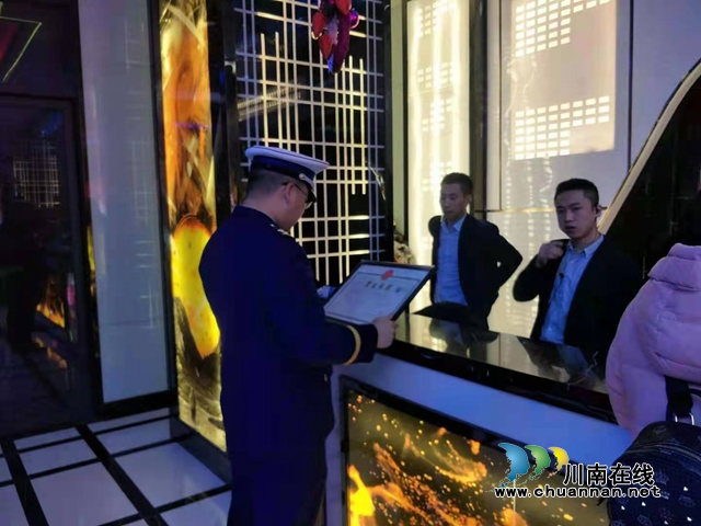 泸州市消防救援支队开展平安夜消防夜查行动(图2)