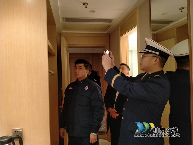 泸州市消防救援支队开展平安夜消防夜查行动(图1)
