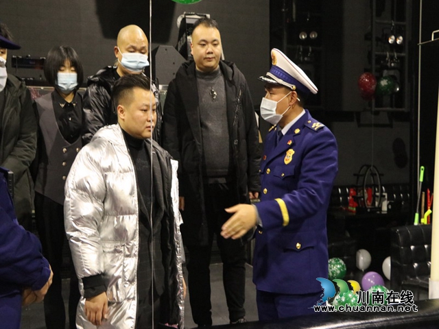 泸州市消防救援支队开展平安夜消防夜查行动(图4)