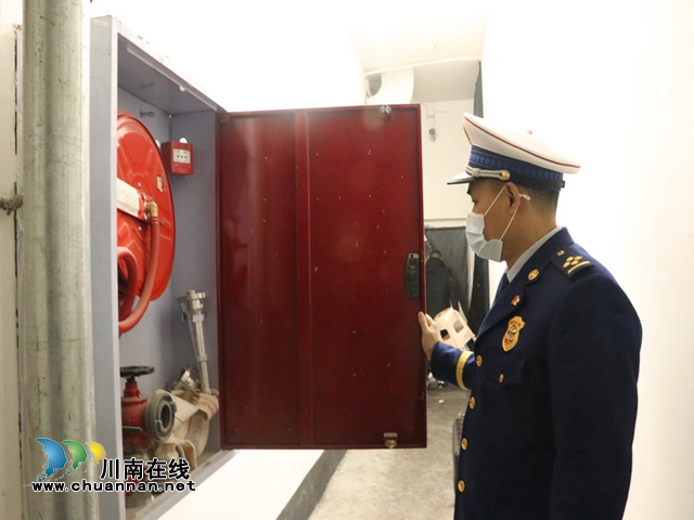 泸州市消防救援支队开展平安夜消防夜查行动(图6)