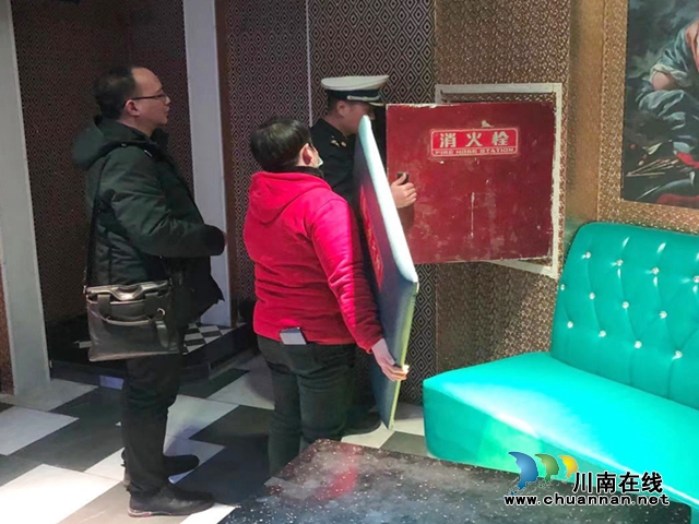 泸州市消防救援支队开展平安夜消防夜查行动(图9)