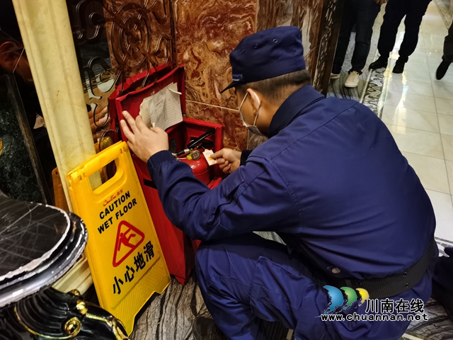泸州市消防救援支队开展平安夜消防夜查行动(图7)