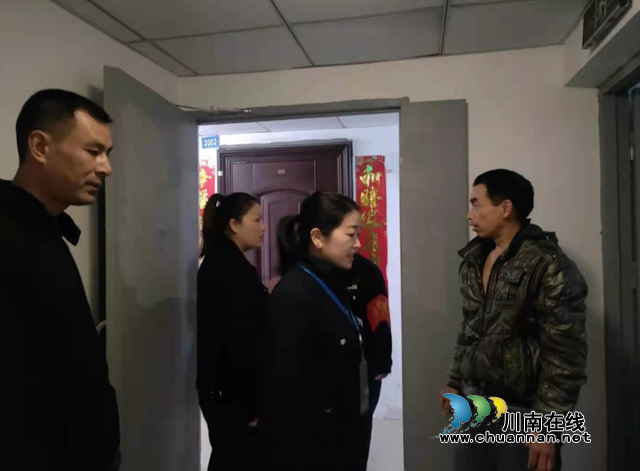 内江经开区交通镇汉晨社区​调解一起因漏水引发的邻里矛盾(图1)