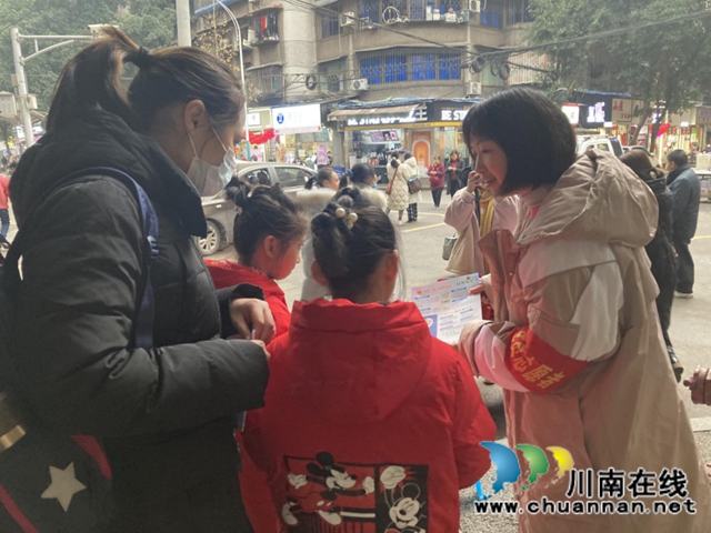 江阳区北城街道报恩塔社区开展垃圾分类宣传活动(图1)