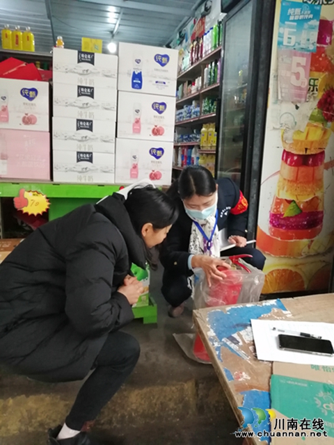 内江经开区靖民镇青冈社区开展定期消防安全检查工作(图1) 内江经开区靖民镇青冈社区开展定期消防安全检查工作(图1)