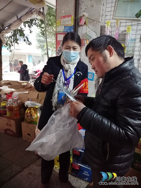 内江经开区靖民镇青冈社区开展定期消防安全检查工作(图2) 内江经开区靖民镇青冈社区开展定期消防安全检查工作(图2)