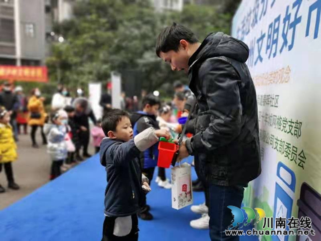 龙马潭区红星街道春晖社区在锦华十年城小区开展生活垃圾分类宣传活动(图5) 龙马潭区红星街道春晖社区在锦华十年城小区开展生活垃圾分类宣传活动(图5)