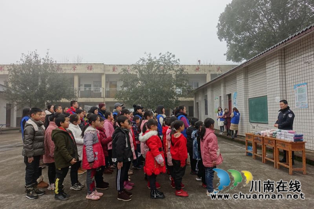 用我零花钱，给你送温暖！泸州市少年警校开展暖冬行(图1)