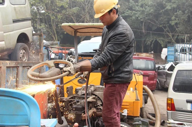 泸县成功拆解泸州市首台享受农机报废更新补贴政策的农机具(图3) 泸县成功拆解泸州市首台享受农机报废更新补贴政策的农机具(图3)