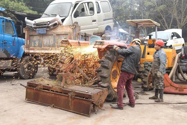 泸县成功拆解泸州市首台享受农机报废更新补贴政策的农机具(图2)