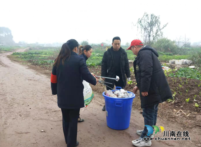 内江经开区交通镇开展环境卫生大扫除喜迎元旦(图1) 内江经开区交通镇开展环境卫生大扫除喜迎元旦(图1)
