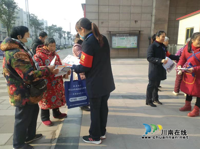 内江经开区交通镇走街串巷广泛开展扫黑除恶宣传(图1)