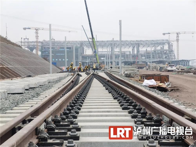 泸州高铁站：钢结构网架完成提升，“屋顶”成型！(图1)