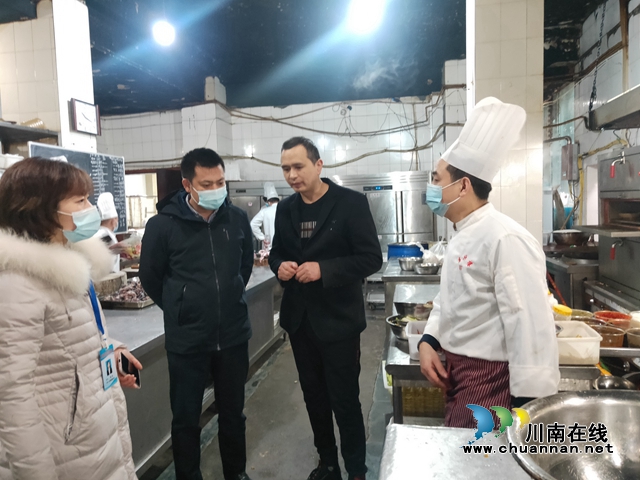 龙马潭区小市市场监管所开展食品安全节前专项检查(图1)