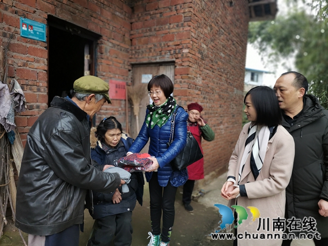 企业献爱心  泸县牛滩镇新嘉村村民穿新衣迎新年(图1)