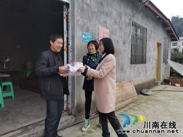 企业献爱心  泸县牛滩镇新嘉村村民穿新衣迎新年(图2)