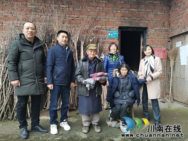 企业献爱心  泸县牛滩镇新嘉村村民穿新衣迎新年(图3)