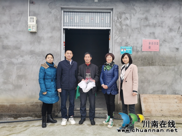 企业献爱心  泸县牛滩镇新嘉村村民穿新衣迎新年(图4)
