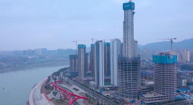 元旦不停工！川南第一高楼已修成这样，300余名建设者奋战一线(图1)